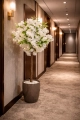 Elegancja kwiatów w hotelowym korytarzu.png